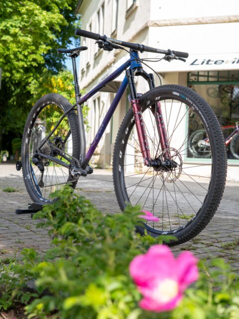 ☀️ Morgen fällt der Startschuss zum @mtbmarathondresden — und die Bedingungen könnten kaum besser sein!
Bestes Wetter, schnelle Strecken und jede Menge spannendes Material am Start. 👀
Die eigentliche Frage:
Wer von euch wird morgen einem der noch seltenen 32“ Bikes hinterher — oder vielleicht sogar vorausfahren? 😄
Vorsprung durch Reifengröße?
Oder doch Nachteil im technischen Geläuf? 🤔
Wir sind gespannt, wie sich die Big Wheels schlagen werden! 👇🔥
#mtbmarathon #dresden #mtb #bikepointdresden #32inch
