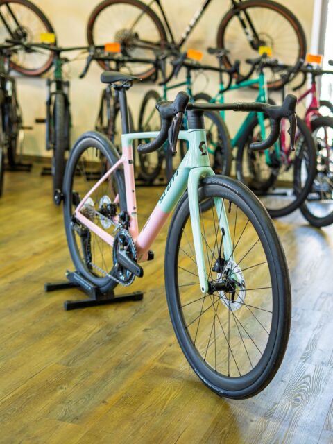🍦☀️ Bei dieser Bullenhitze hilft eigentlich nur eins: Eis.
Und wenn der nächste Ice Stop Teil einer schnellen Ausfahrt ist, wird’s erst richtig gut. 🚴♂️💨
Mit dem @scottsports Addict RC 10 liefern wir euch dafür die perfekte Grundlage: leicht, schnell und gemacht für flotte Sommerrunden, bei denen der Fahrtwind wenigstens ein bisschen Abkühlung bringt.
Und falls die Temperaturen trotzdem eskalieren, erinnern die Farben Gelato Pink und Gelato Blue wenigstens optisch an italienisches Eis irgendwo an der Küste. 🇮🇹🍨
Das perfekte Bike also, um beim nächsten Groupride herauszustechen — oder der Farbpalette des Eisverkäufers an der Eisdiele ernsthafte Konkurrenz zu machen. 😄
#ScottAddictRC #GelatoPink #Roadbike #CyclingLife #bikepointdresden