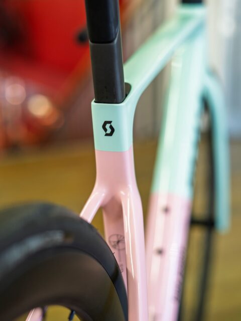 🍨🔍 Wer beim ersten Blick nur die Farbe gesehen hat, sollte jetzt genauer hinschauen.

Denn das @scottsports Addict RC 10 überzeugt nicht nur mit seinem Gelato-Look, sondern auch mit jeder Menge feiner Details. Vom aufgeräumten Cockpit über die sportliche Linienführung bis hin zur hochwertigen Ausstattung zeigt sich hier, dass Geschwindigkeit und Ästhetik durchaus zusammenpassen. 🚴‍♂️✨

Während andere noch überlegen, welche Eissorte sie bestellen, könnt ihr euch bereits die nächste schnelle Runde ausmalen. Denn dieses Schmuckstück steht aktuell in Größe S bei uns in Dresden-Plauen bereit und freut sich darauf, nicht nur fotografiert, sondern auch gefahren zu werden.

Also: Genug Bilder angeschaut? Dann wird es Zeit für die Probefahrt. Vielleicht findet ihr dabei heraus, ob Gelato Pink nicht doch die schnellste Farbe des Sommers ist. 😉🍦💨

#ScottAddictRC #GelatoPink #Roadbike #Probefahrt #bikepointdresden