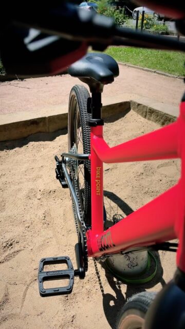 Einmal noch Kind sein und mit so einem Bike über den Schulhof flitzen! 😍
@woombikes setzt mit der neuen Limited Edition in Neon Pink ein echtes Statement in Sachen Sichtbarkeit. 💖⚡️
Auffällig, frech und garantiert nicht zu übersehen – natürlich inklusive farblich abgestimmtem Bike Point Schriftzug. 😎
Wie gefällt euch die neue Farbe? Würdet ihr damit direkt zur nächsten Abenteuerfahrt starten? 🚲✨
#woom #woombikes #neonpink #limitededition #bikepointdresden