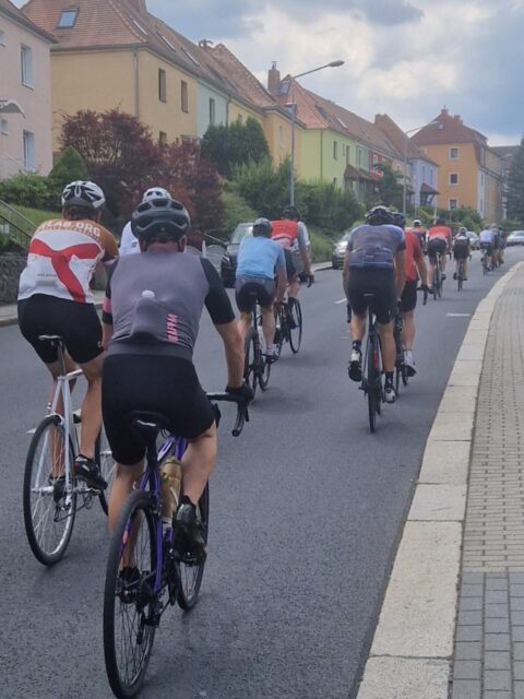 ⏳ Noch 6 Tage!
Die Tour de France rollt an – und wir rollen mit. Nur eben auf Dresdner Art. 🚴💨

Ab dem 04.07. heißt es wieder: Höhenmeter sammeln, Beine testen und Erinnerungen schaffen. Jeden Tag fahren wir rund ein Drittel der originalen Tour-de-France-Etappe – mit möglichst ähnlichem Profil.
Also:

✅ Reifen checken
✅ Kette ölen
✅ Beine... naja, die müssen unterwegs warm werden. 😉

Wir freuen uns auf viele bekannte und neue Gesichter. Wer ist dabei? 👇

#TourDeDresden #bikepointdresden #RideTogether #CyclingDresden #RoadCycling