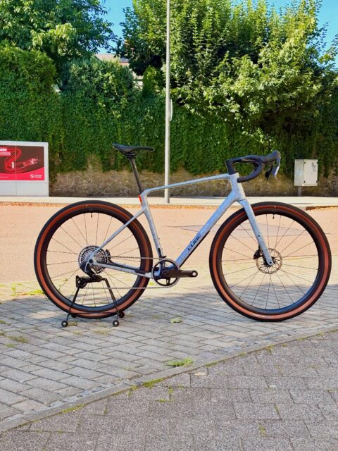 Neues Nuroad, neuer Look 🚀

Das neue CUBE Nuroad C:62 EXC ist da – und kommt in der Farbe wolf fibre mal wieder mit einer Lackierung, die definitiv auffällt. 👀

Dazu gibt’s eine neue Lenker-Vorbau-Einheit, die dem Nuroad nicht nur einen modernen Look verpasst, sondern das Cockpit auch richtig clean wirken lässt.
Und jetzt kommt’s: Trotz Updates ist das Nuroad C:62 EXC sogar 100 € günstiger als im letzten Jahr. 💥

Neuer Look, neues Cockpit, bewährtes Nuroad-Konzept – und weniger auf dem Preisschild. Klingt ziemlich gut, oder? 😏

#cube #cubenuroad #nuroad #gravelbike #bikepointdresden