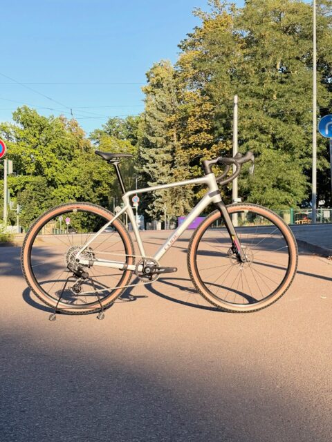 🚀 Das Bike mit dem besten Preis-Leistungs-Verhältnis für 2027?

Wer genau hinsieht, entdeckt sie: Die Schweißnähte verstecken sich unter der abgefahrenen „Spaceship“-Lackierung des neuen CUBE Nuroad SLX. 👀✨

Und nicht nur optisch gibt’s hier einiges zu entdecken: Das Nuroad SLX ist das erste CUBE Alu-Gravelbike mit elektronischer Schaltung! ⚡️

Mit SRAM Rival 13-fach bekommst du elektronische Schaltperformance, jede Menge Gravel-Feeling und das Ganze für gerade mal 1.999 €. 🤯

Kurz gesagt: Alu, Gravel, elektronisch und 13-fach – für unter 2.000 €.

Was will man mehr? 😏

#cube #cubenuroad #nuroadslx #gravelbike #bikepointdresden