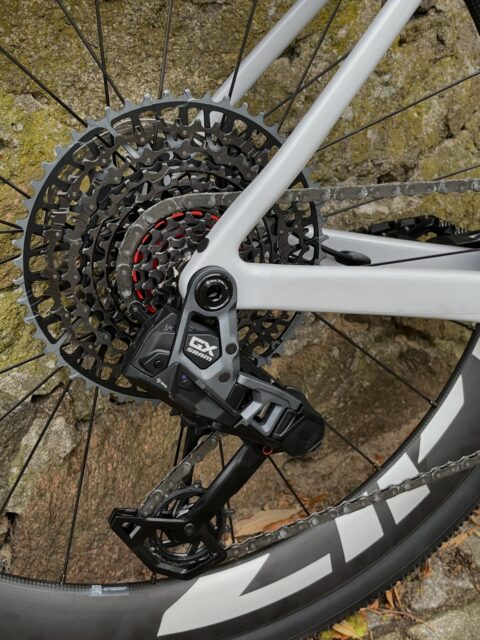 Details, die den Unterschied machen. 👀🔥

Beim Aufbau dieses Ridley ASTR wurde ordentlich aufgefahren: SRAM Force / GX Mullet 1x13-fach trifft auf einen Zipp 303 XPLR Laufradsatz.

Ein Setup für alle, die beim Gravelbike nicht zwischen Performance und Abenteuer wählen wollen. Leicht, schnell und bereit für alles, was hinter dem nächsten Abzweig wartet. 🚀

Und genau dafür lieben wir Custom Builds: Du bestimmst, was deine persönliche Gravel-Waffe ausmacht. 💥

#ridley #ridleyastr #sram #sramforce #bikepointdresden