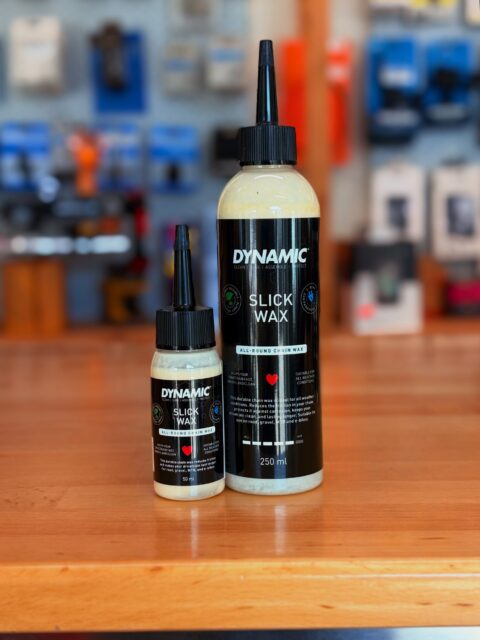 Wer nicht wagt, der wachst! 🕯️🔥

So auch wir – für euch! 😎

Mit den neuen Wachsen von @dynammicbikecare sind wir bestens aufgestellt: Egal ob Heißwachs mit dem Hyper Wax oder schnelles Nachwachsen mit dem Slick Wax – damit bekommt eure geliebte Maschine genau das, was sie verdient. 🚴‍♂️✨

Weniger Reibung, geschmeidiger Antrieb und einfach richtig Bock auf Kilometer. 😏

Also: Bock auf ein Upgrade?
Dann kommt vorbei und wachst euch glücklich! 🫶

#bikepointdresden #dynamic #fahrradpflege #kettenschmierung #heißwachs