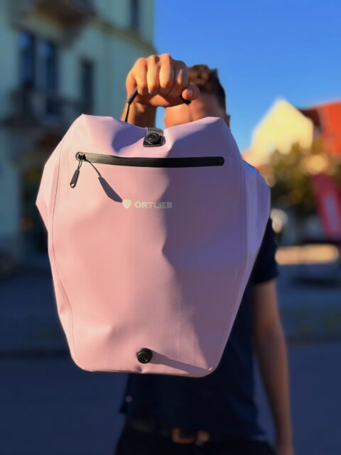 🚨 @ortlieb_waterproof bekommt ein Upgrade!🚨

Neue Taschen, frische Farben und schicke Designs – und mittendrin: TIDURA®👀

Das neue Materialsystem von ORTLIEB verbindet robustes Gewebe, wasserdichte Beschichtung und hochfrequenz-verschweißte Nähte zu einem System. Das Ergebnis: wasserdicht, extrem strapazierfähig und gemacht für lange Haltbarkeit. 💪💦

Dabei setzt TIDURA® auf Reparierbarkeit und austauschbare Komponenten – vom Alltag bis zum harten Outdoor-Einsatz. 🚲🏕️

Und optisch gibt’s ebenfalls ordentlich frischen Wind: neue Farben, neue Designs, neue Taschen. 🎨

👉 Die neuen TIDURA®-Produkte gibt’s ab sofort bei uns im bikepoint Dresden!

Kommt vorbei und schaut sie euch live an. 😎

#bikepointdresden #ortlieb #tidura #ortliebtidura #fahrradtaschen
