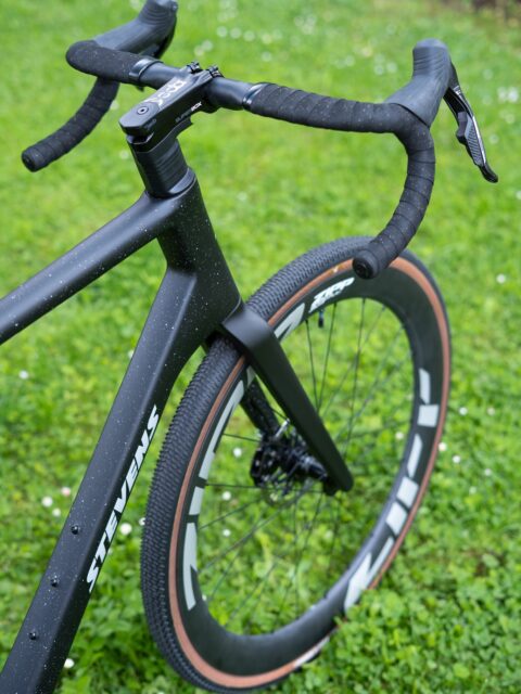 🏁 Auflösung: RS steht für RACE SPORT! 🔥

Und das ist beim STEVENS Camino RS Pro AXS definitiv Programm. Ein Gravelbike, das nicht nur schnell aussieht, sondern auch bei jedem Detail auf Performance getrimmt ist. 👀

Von der SRAM Force AXS Schaltgruppe bis zum sportlich abgestimmten Carbonrahmen – hier steckt ordentlich Race-DNA drin. 💨

Gravel kann Abenteuer. Aber Gravel kann eben auch Race Sport. 😎

#stevens #stevensbikes #caminors #caminorsproaxs #bikepointdresden