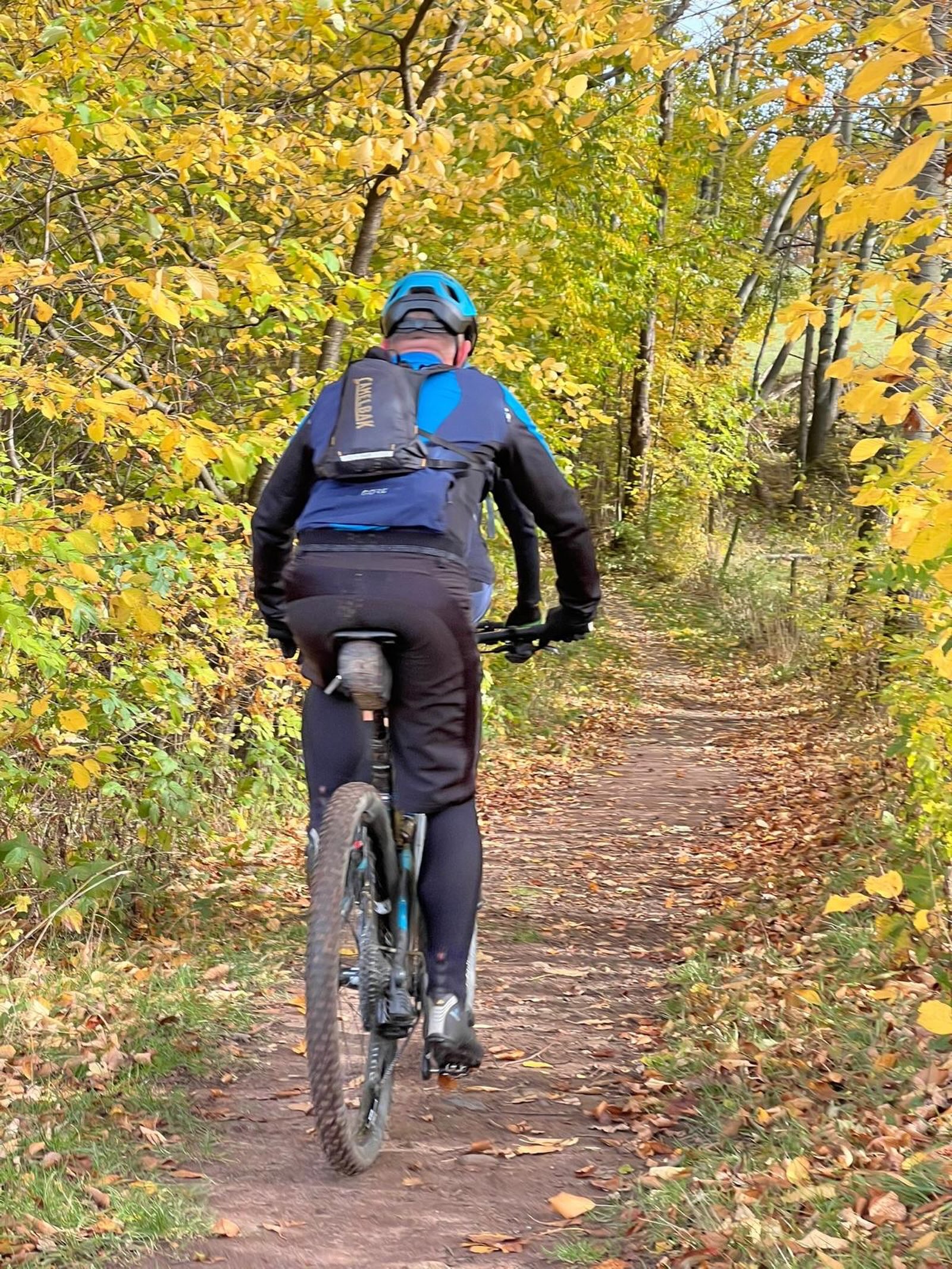 ⛰️ RADEBEULER HÄNGE – hoch und runter und wieder hoch! 🚵♂️
Diesen Sonntag werden gemeinsam Höhenmeter gesammelt! 😎 Wir drehen eine entspannte, aber durchaus hügelige MTB-Runde durch die Radebeuler Hänge – mit ordentlich Auf und Ab, schönen Trails und hoffentlich jeder Menge Spaß in der Gruppe.
📍 Start: Sonntag, 20.09.2026
🕙 Uhrzeit: 10:00 Uhr
📌 Treffpunkt: Bikepoint Dresden Klotzsche
📏 Distanz: ca. 50 km, entspannt
Egal ob Hardtail, XC-Bike oder Fully – Hauptsache Mountainbike und Helm auf dem Kopf! 🙌
Also: Luft in die Reifen, Kette ölen und ab in die Hänge. Wir freuen uns auf eine starke Runde mit euch! 🔥
#bikepointdresden #mtb #mountainbike #mtbdresden #dresden
