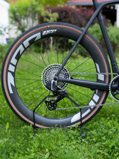 MAL EHRLICH: WARUm ZUR HÖLLEN FAHREN WIR DEN NICHT SCHON ALLE? 👀
Der Zipp 303 XPLR S stand bisher irgendwie zu oft im Schatten. Völlig zu Unrecht. 🫠
1.610 g, ultrabreites Hookless-Profil, Tubeless-ready und gemacht für ordentlich Volumen & niedrige Drücke. 💨
Heißt: mehr Grip, mehr Kontrolle, mehr Komfort – und verdammt viel Gravel-Spaß. 🔥
Vielleicht wird’s einfach mal Zeit, dass dieser Laufradsatz endlich das Lob bekommt, das er verdient.
Und ja… wir würden ihn auch ans eigene Bike schrauben. 😏
#bikepointdresden #zipp #303xplrs #gravel #gravelbike