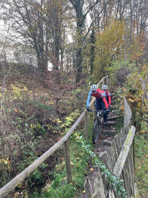 🚴‍♂️ DRESDEN CROSS – Quer durch Dresden! 🔥
Am Sonntag wird’s wieder dreckig!

💥 Der DresdenCross steht an und wir drehen gemeinsam eine große Runde durch Dresden und Umgebung. 60 km, jede Menge Abwechslung und natürlich eine ordentliche Portion Fahrspaß! 😎

Wie schon im letzten Jahr erwartet euch eine abwechslungsreiche Strecke, bei der spätestens die Startrunde für ordentlich Unterhaltung sorgt. Langweilig wird’s garantiert nicht! 🤘

📍 Start: 10:00 Uhr am Bike Point Dresden Plauen
📏 Distanz: ca. 60 km
⏱️ Dauer: ca. 4,5 Stunden
🚵 Bike: MTB oder Crosser

💡 Das Beste: Die Strecke lässt sich jederzeit abkürzen!

Also schnappt euch euer Bike, packt gute Laune ein und kommt mit auf eine Runde voller Abenteuer! Egal, ob MTB oder Crosser – Hauptsache, ihr habt Bock auf eine gemeinsame Ausfahrt! 🔥

Wir sehen uns am Sonntag! ✌️

#dresdencross #bikepointdresden #crossride #mtb #gravelbike