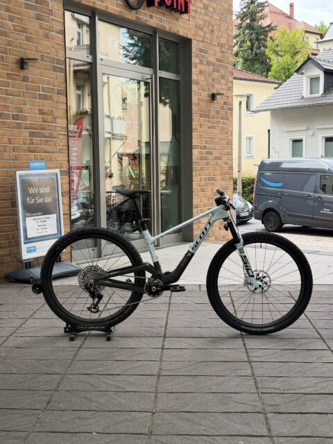 Ein Fully, das mitdenkt. 🧠⚡️

Das Scott Spark RC World Cup mit SRAM Flight Attendant ist nicht einfach nur ein schnelles XC-Bike. Hier arbeitet das Fahrwerk mit – und zwar elektronisch, automatisch und verdammt clever. 🤓

Mehr Effizienz bergauf, mehr Kontrolle bergab und dazwischen? Einfach ballern. 🚀

Swipe dich durch die Details dieses Hightech-Racers. 👀

#bikepointdresden #scottspark #scottsparkrc #scottmtb #sramflightattendant