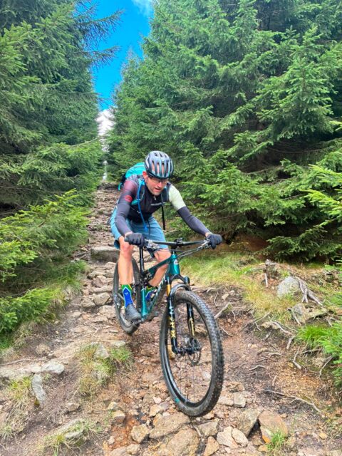 🎂 33 Jahre Bike Point – das muss gefeiert werden! 🚵‍♂️🔥

Kinder, wie die Zeit vergeht! Früher waren wir noch mit V-Brakes im Wald unterwegs, heute jagen wir über die Trails. 😜 Und weil 33 Jahre Bikekultur in Reinstform definitiv einen Grund zum Feiern sind, laden wir euch zu unserer Bike Point Geburtstagstour ein! 🥳

Am Sonntag, den 25. Oktober, schwingen wir uns gemeinsam aufs Bike und feiern das Ganze standesgemäß auf dem Trail. Über die Plauener Hänge geht’s zum Windberg und weiter auf die Trails rund um den Gebergrund. Natürlich bevorzugt auf schmalen Wegen! 🌲🤘

Und weil Geburtstage hungrig machen, warten im Anschluss warme Suppe und kühle Getränke auf euch. 🍲🍻

📍 Start: Sonntag, 25.10.2026, um 10:00 Uhr am Bike Point Dresden-Plauen
🚵 Strecke: ca. 35 km / 500 hm
💪 Anspruch: Sportlich, aber ohne zu hetzen
🍲 Danach: Suppe, Getränke und gemütliches Beisammensein

Also: Bike klarmachen, Freunde einpacken und mit uns 33 Jahre Bike Point feiern! ❤️

☝️ Kleine Wetterklausel: Wenn es zur Startzeit Bindfäden regnet, lassen wir die Bikes stehen und feiern lieber daheim. 🌧️😉

Wir freuen uns auf euch! 🖤

#bikepointdresden #bikepoint #geburtstagstour #mtb #mountainbike