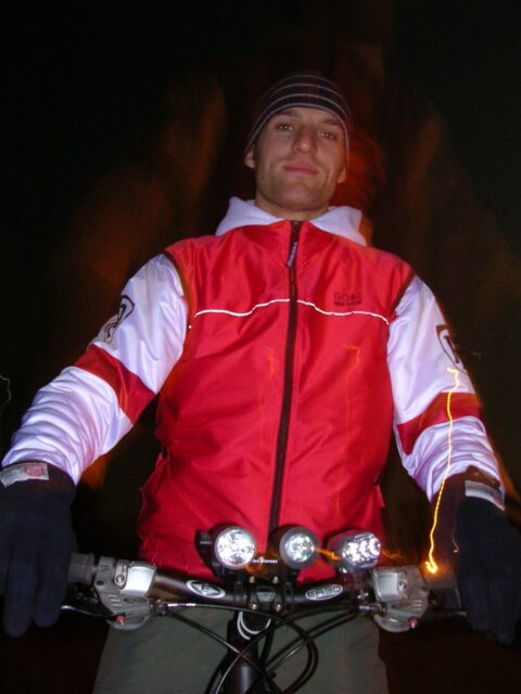 🌙 Die Nacht wird zum Tag – oder war’s andersrum? 

Beim Blick in unser Fotoarchiv sind wir über ein paar ziemlich nostalgische Aufnahmen gestolpert. Dresdner Nachttour 2003! 😎

Und jetzt mal ehrlich: Wer von euch erinnert sich noch daran? Gleiche Leute, gleicher Ablauf – nur ein paar Jahre später? Wir hätten jedenfalls Bock, das Ganze mal wieder aufleben zu lassen!

Also: Licht an, Helm auf und ab in die Nacht. 🔦

⏰ Wann: Donnerstag - 29.10.26
📍 Start: 18 Uhr im Alaunpark
🚵‍♂️ Strecke: ca. 23 km mit moderaten Höhenmetern
🌲 Route: Durch die Junge Heide, über Klotzsche und die Dresdner Heide zurück

🌑 Nach der Zeitumstellung ist es natürlich schon zappenduster!

Wichtig: MTB, Helm und ordentlich Licht sind Pflicht. Wir wollen schließlich gemeinsam wieder nach Hause finden. 😉

Wir sind echt gespannt, wie viele von euch nach all den Jahren mal wieder bei einer Dresdner Nachttour am Start sind. Wer ist dabei?
Und wer erkennt sich vielleicht sogar auf den alten Bildern wieder?

#bikepointdresden #dresden #nachttour #mtb